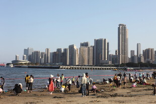 海滨城市沙滩上的热闹景象