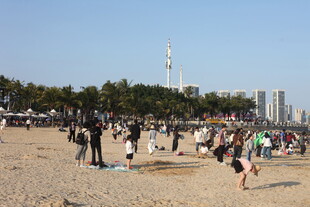 热闹沙滩上的人群活动场景