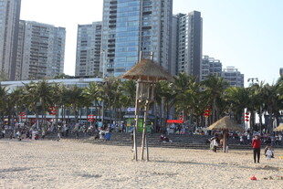 热闹的城市沙滩休闲场景