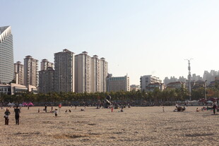 城市沙滩上的休闲人群