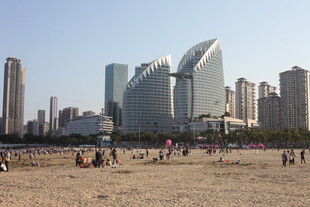 海滨城市沙滩与现代建筑