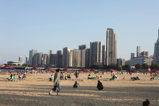 城市沙滩上的休闲人群