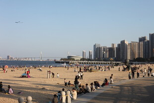 热闹的海滨城市沙滩景象