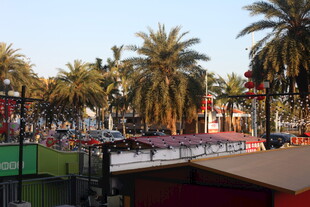 热闹的户外休闲游乐场景