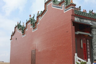 中式红墙庙宇建筑一角