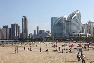 热闹海滨城市沙滩景象