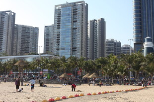 海滨城市沙滩与现代建筑