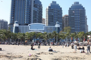 城市沙滩上的休闲人群