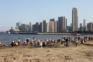 城市沙滩上的休闲人群