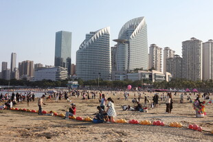 海滨城市沙滩热闹景象