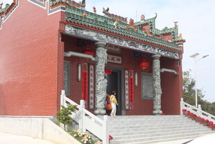 中式庙宇建筑前的行人