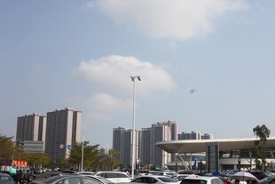 城市停车场与高楼景观