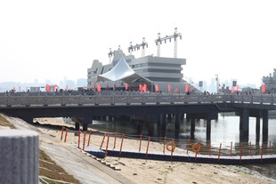 海边码头与远处舰船