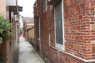 红砖小巷的静谧景致