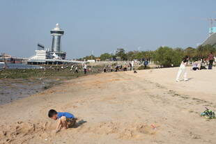 沙滩上孩子玩耍的悠闲场景