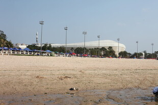 沙滩场景 远处建筑与人群