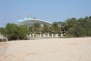 海滨沙滩旁的特色建筑