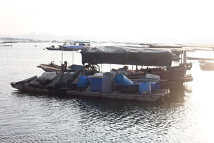 水上停泊的船只设施