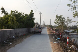 乡村小道上行驶的车辆