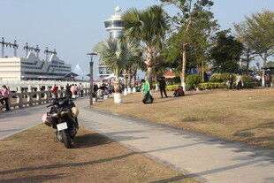 海滨步道上的骑行与行人