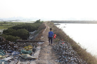 河边垃圾遍布的小路