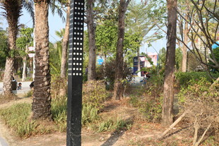 户外路旁的黑色柱状设施