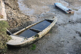 搁浅的破旧小船