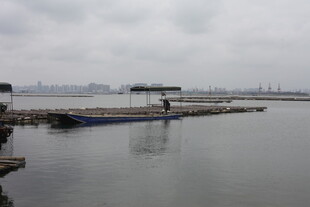 宁静水边码头景象