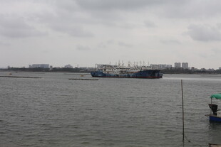 江边船只与垂钓景象