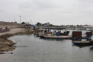 宁静河畔的停泊船只