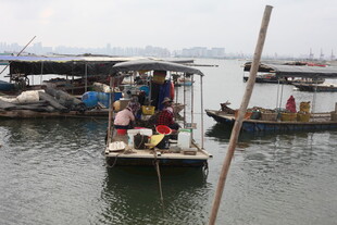 水上人家的日常船只场景