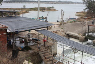 河边搭建中的光伏设施