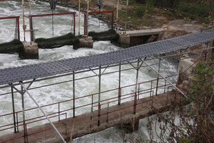 山间水坝上的简易栈桥