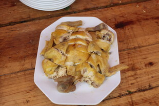 美味白切鸡摆于白色盘中