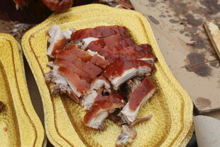 美味切片烤鸭摆于盘中