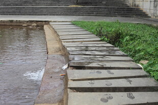 石板小径旁的潺潺流水