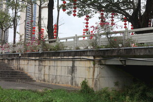 桥上挂红灯笼的中式景致