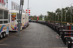 街头餐车与电动车停放场景