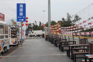 街道边的热闹餐饮摊位