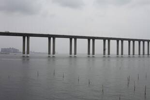海上长桥横跨水面