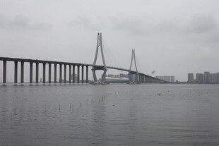 跨海大桥横跨平静海面