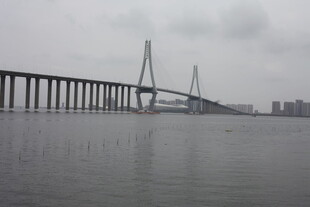 跨海大桥横跨广阔水域