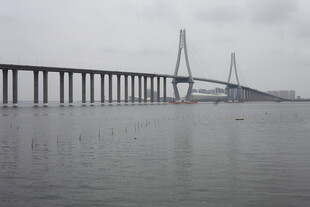 跨海大桥横跨海面