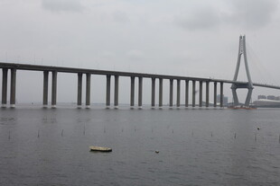 跨海大桥横跨广阔海面