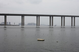 海上大桥横跨平静水面