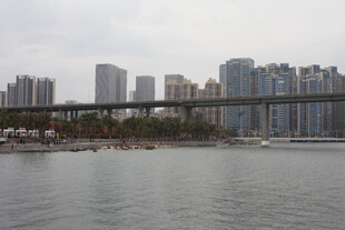 城市江畔高楼与桥梁景观