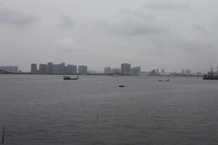 城市边缘的辽阔水域风光