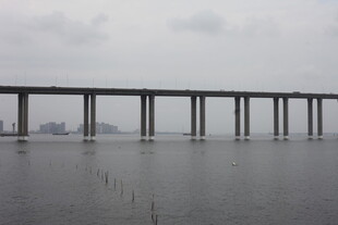 海上长桥横跨广阔水面
