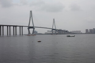 江上大桥横跨水域