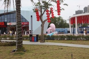城市街头的节日装饰景观